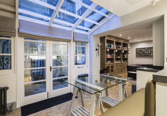 Holiday rental Apartment right by Oxford Street in Mayfair district Holiday rental Apartment right by Oxford Street in Mayfair district